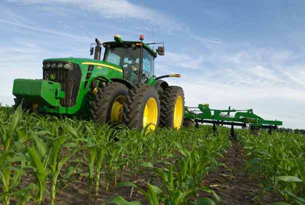 Photo - spring fieldwork - green tractor